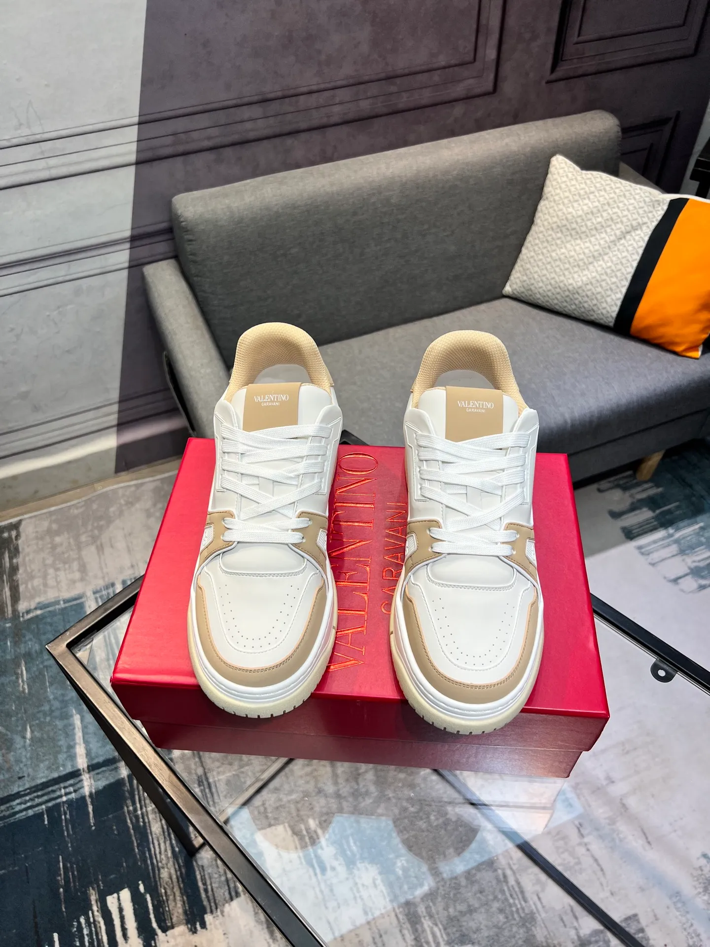 Men's Men's Shoes 💰660 Valentino 2023 early autumn new star shoes are now online! Wang Hedi and Ren Jialun have been worn by many celebrities. Who can refuse the same couple shoes as Wang Hedi! The design of Stars Stab My Heart is cool and spicy. The material of the shoes is cowhide, and every color is beautiful! Size 35-40, men’s size 39-44 (women’s 41, men’s 38, 45🉑️customized)
